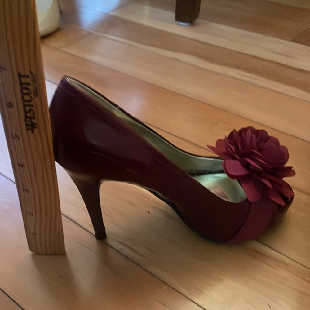 Carlos Santana burgundy platform patent leather pumps w fabric flower detail - Picture 7 of 7